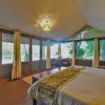 Despiértese con las vistas y los sonidos de la naturaleza y el río.