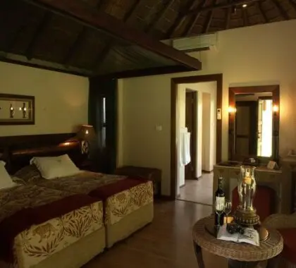 O quarto é muito espaçoso e tem uma casa de banho privativa