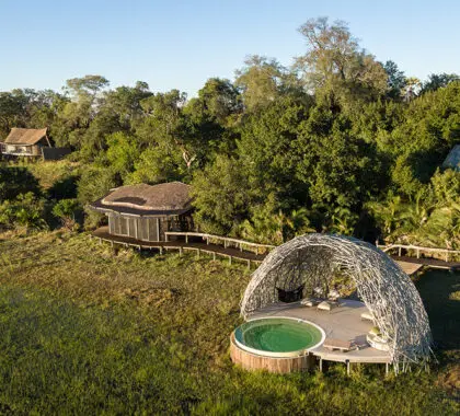 O deck da piscina, sombreado por uma cúpula de design exclusivo. 