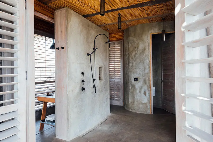 ducha_en_el_baño_de_jabali-ridge