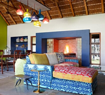 Los coloridos interiores crean una experiencia de safari boho-chic y vibrante.