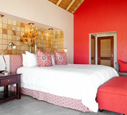 Las suites son tradicionales, con techo de paja, pero están equipadas con todas las comodidades modernas: la mezcla perfecta de autenticidad y modernidad.
