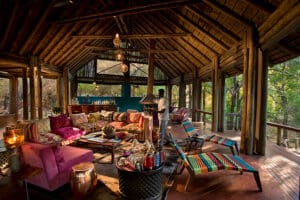 El salón del Jaci's Safari Lodge presenta una decoración colorista y un ambiente auténticamente sudafricano.