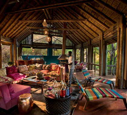 Jaci's Safari Lodge's lounge reveals colourful decor and an authentic South African atmosphere.