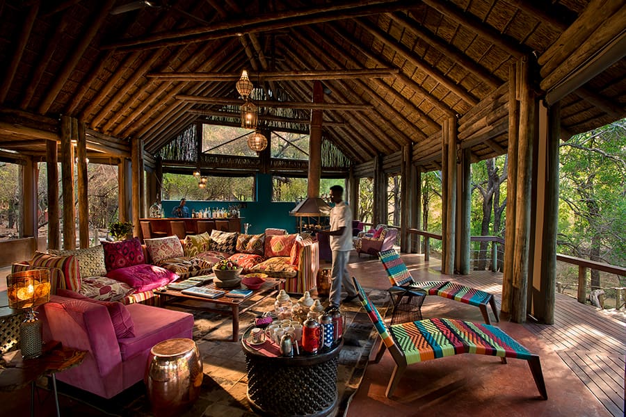 El salón del Jaci's Safari Lodge presenta una decoración colorista y un ambiente auténticamente sudafricano.