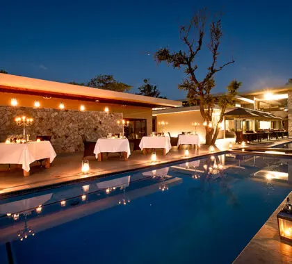 Buena comida junto a la piscina.