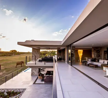 El salón principal de Jamala Madikwe se abre a la terraza, que ofrece unas vistas incomparables de la reserva, situada en la provincia sudafricana del Noroeste | Jamaica Madikwe