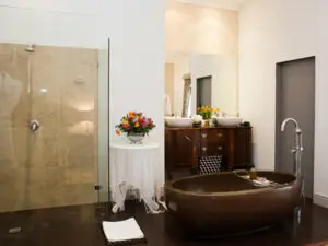 La suite familiar dispone de un espacioso cuarto de baño privado con una gran ducha de efecto lluvia y una bañera exenta.