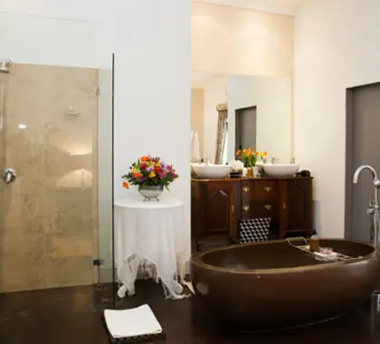 La suite familiar dispone de un espacioso cuarto de baño privado con una gran ducha de efecto lluvia y una bañera exenta.