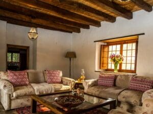 El salón de la planta baja es cómodo y acogedor, y ofrece un espacio relajado para descansar.
