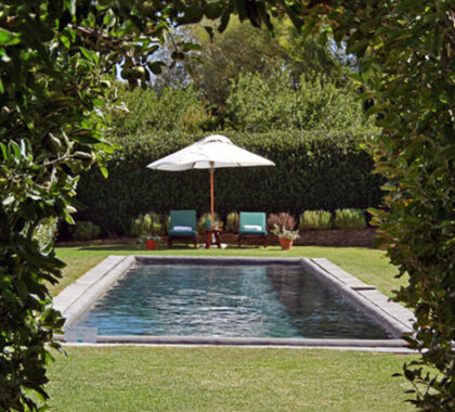 Jan Harmsgat has its own swimming pool and beautiful gardens in which to relax or explore.
