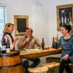 Disfrute de una cata de vinos personalizada; la finca produce actualmente sauvignon blanc, chardonnay, shiraz, cabernet sauvignon y pinotage.