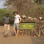 Justin con su guía y amigo Costain en la puerta del Parque Nacional del Bajo Zambeze.