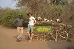 Justin con su guía y amigo Costain en la puerta del Parque Nacional del Bajo Zambeze.