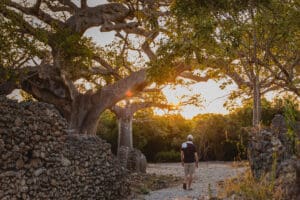 Exploración de las ruinas de Manda en la isla de Manda, Kenia.