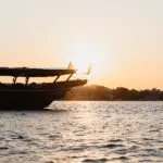 Saltando del barco al atardecer cerca de la isla de Lamu, Kenia.
