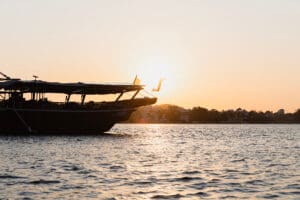 Saltando del barco al atardecer cerca de la isla de Lamu, Kenia.