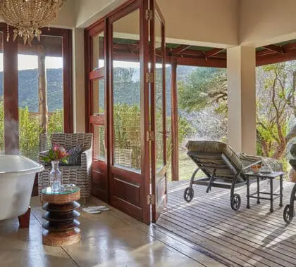 Cuarto de baño privado con bañera profunda y patio privado. 