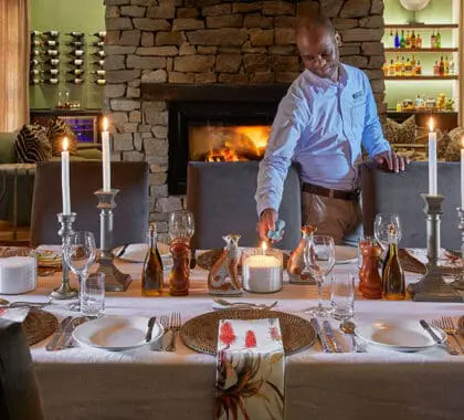 La cena puede servirse en el interior o en la terraza de la piscina. 