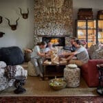 El salón de Melton Manor tiene algunos juegos para las acogedoras noches de juegos junto a la chimenea.