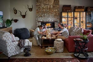 El salón de Melton Manor tiene algunos juegos para las acogedoras noches de juegos junto a la chimenea.