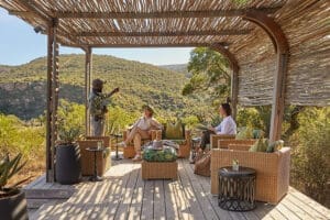 Por la tarde, relájese en la terraza exterior y comente con su guía el programa del día siguiente. 