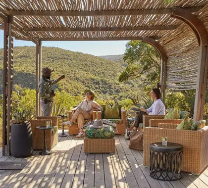 Por la tarde, relájese en la terraza exterior y comente con su guía el programa del día siguiente. 