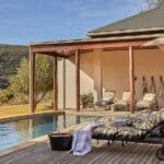 La zona de la piscina no sólo cuenta con cómodas tumbonas, sino también con unas vistas increíbles. 