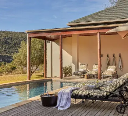 La zona de la piscina no sólo cuenta con cómodas tumbonas, sino también con unas vistas increíbles. 