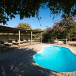 Dese un chapuzón en la piscina del Kalahari Plains Camp.