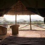 Vista e interior del chalé Kambi ya Tembo.