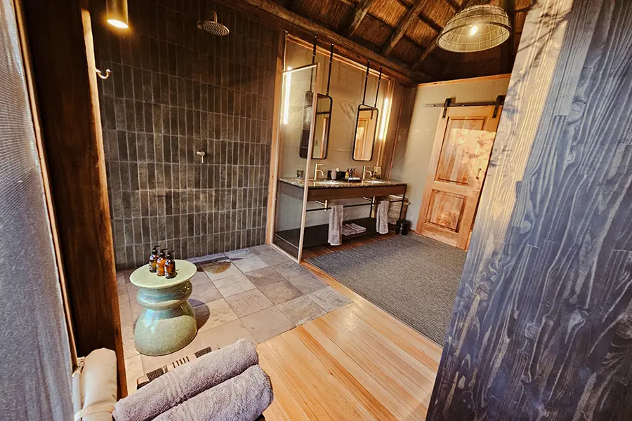 kanana-kerdowney-botswana-okavango-delta-tent-bathroom
