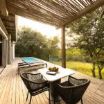 Terraza amueblada con piscina privada.