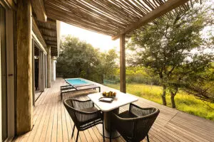Terraza amueblada con piscina privada.