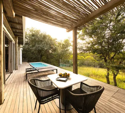 Terraza amueblada con piscina privada.