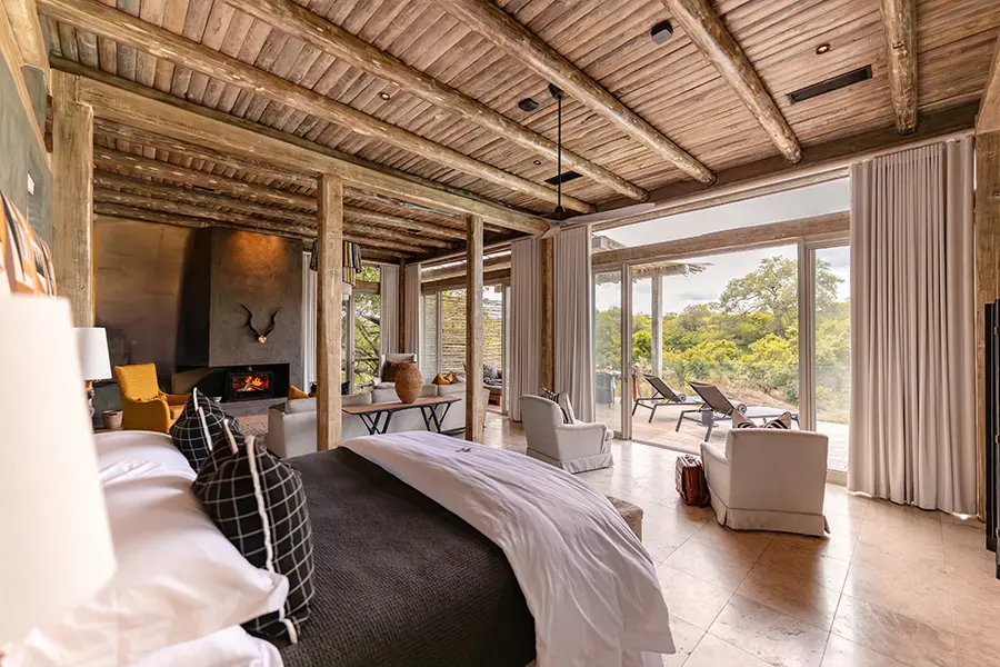 kapama-karula-superior-villa-interior-view-bed