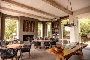 kapama-karula-library-dining-area