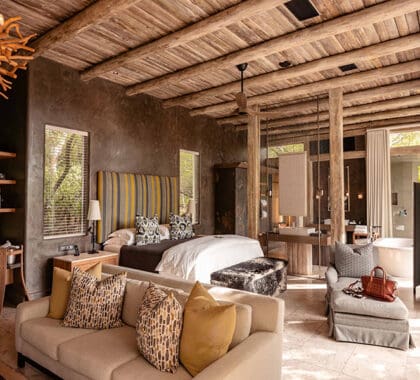 kapama-karula-villa-bed-and-lounge