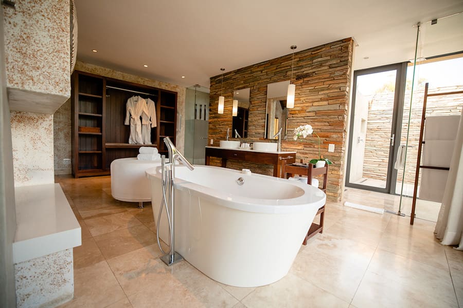 kapama-southern-camp-family-villa-main-bedroom-bathroom