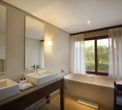Elegantes cuartos de baño con impresionantes vistas.