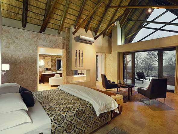 Las luminosas habitaciones con baño privado dan a patios privados.