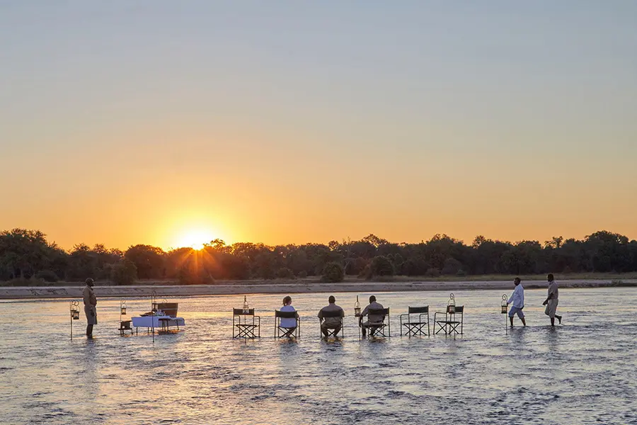 Disfrute de un atardecer en el Parque Nacional de South Luangwa.