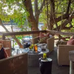 Relájate en la terraza con una bebida del bar.