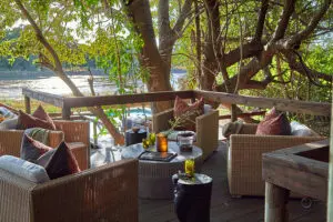 Relájate en la terraza con una bebida del bar.