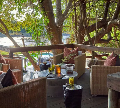 Relájate en la terraza con una bebida del bar.