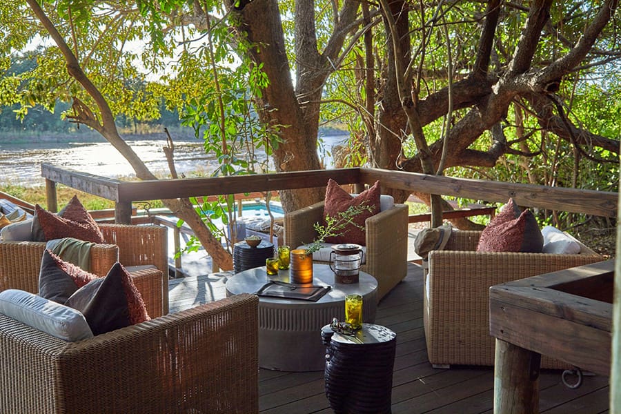 Relájate en la terraza con una bebida del bar.