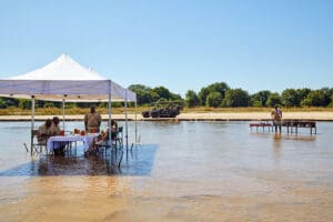 Almuerzo con los pies en el agua.