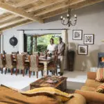 Entspannen Sie sich auf der bequemen Couch in der Lounge und genießen Sie eine köstliche Mahlzeit im Essbereich.