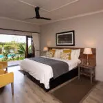 Die Zimmer sind geräumig und haben Zugang zu einem Außenbereich.
