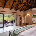 Amplias suites con techo de paja, aire acondicionado y decoradas con gusto